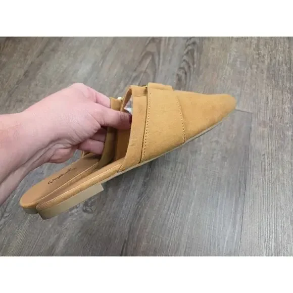 Qupid Tan Camel Faux-Suede Gold Buckle Mules Flats Shoes Pointed Toe Size 8.5 - Picture 6 of 8